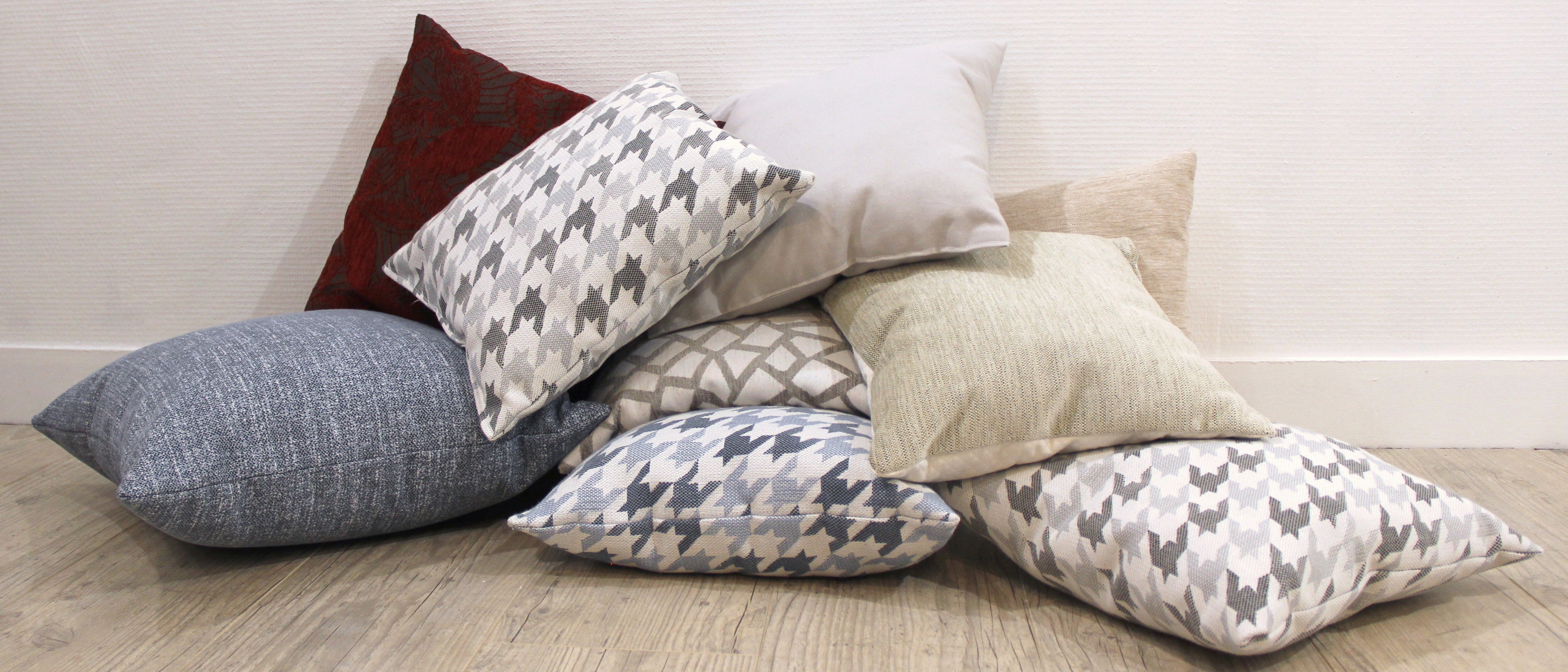 Coussins décoratifs en tissus d'ameublement - motifs pied-de-poule et carreaux